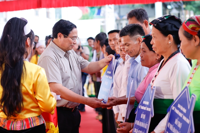 Thủ tướng trao kinh phí hỗ trợ làm nhà cho 100 hộ gia đình trên địa bàn huyện Đà Bắc, tỉnh Hòa Bình - Ảnh: VGP/Nhật Bắc