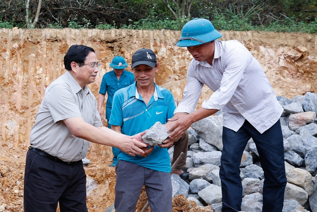 Thủ tướng tham gia khởi công xây nhà mới cho một số hộ gia đình có hoàn cảnh khó khăn trên địa bàn huyện Đà Bắc, tỉnh Hòa Bình - Ảnh: VGP/Nhật Bắc
