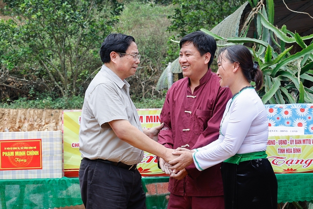 Thủ tướng động viên, tặng quà, tham gia khởi công xây nhà mới cho một số hộ gia đình có hoàn cảnh khó khăn trên địa bàn huyện Đà Bắc, tỉnh Hòa Bình - Ảnh: VGP/Nhật Bắc