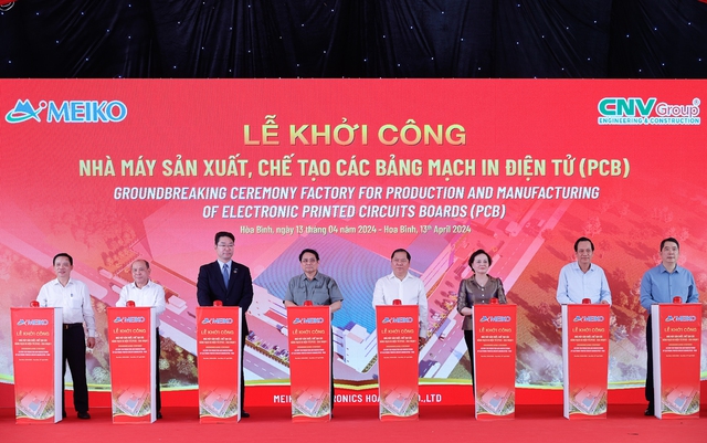 Thủ tướng Phạm Minh Chính thực hiện nghị thức khởi công dự án Nhà máy sản xuất, chế tạo các loại bảng mạch in điện tử (PCB) tại Khu công nghiệp Bờ trái sông Đà, TP. Hoà Bình - Ảnh: VGP/Nhật Bắc