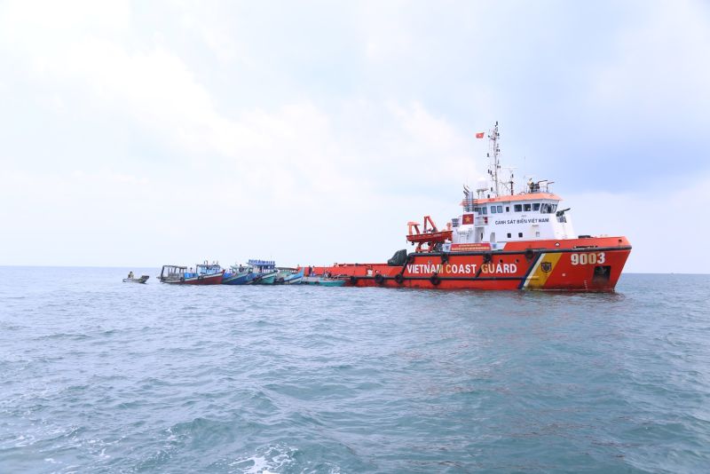 Tàu CSB 9003, Hải đội 401, BTL Vùng Cảnh sát biển 4 cấp nước ngọt cho nhân dân trên biển.
