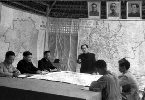 Đại tướng Võ Nguyên Giáp và Bộ Tổng tham mưu Quân đội nhân dân Việt Nam nghiên cứu kế hoạch tác chiến Chiến dịch Điện Biên Phủ. Ảnh tư liệu.
