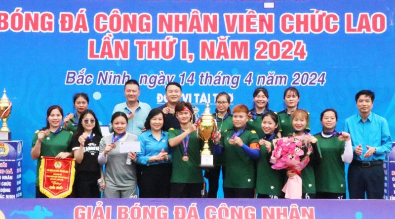 Chủ tịch LĐLĐ tỉnh Nguyễn Thị Vân Hà (thứ 4 từ trái qua) trao Cúp vô địch ở nội dung bóng đá nữ cho Tập đoàn KHKT Hồng Hải.