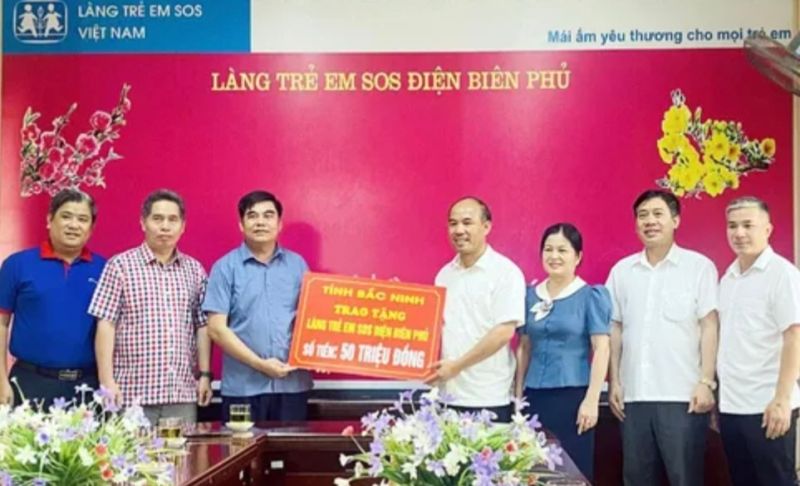 Tỉnh Bắc Ninh trao tặng 50 triệu đồng cho Làng trẻ em SOS Điện Biên Phủ.