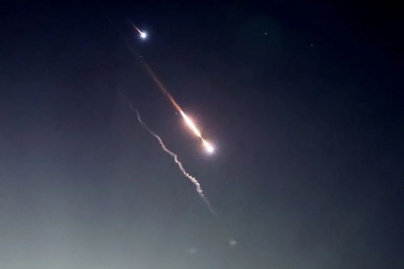 Các vật thể được nhìn thấy trên bầu trời Jerusalem ngày 14/4 sau khi Iran phóng máy bay không người lái và tên lửa về phía Israel. Ảnh: Reuters