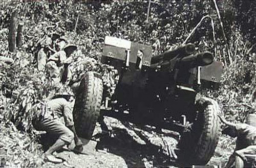 Bộ đội ta kéo pháo vào chiến trường Điện Biên Phủ (Ảnh tư liệu)