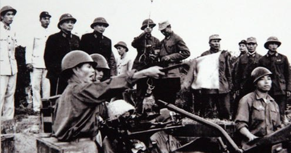 Đại tướng Võ Nguyên Giáp thăm chiến trường Điện Biên Phủ. Ảnh tư liệu