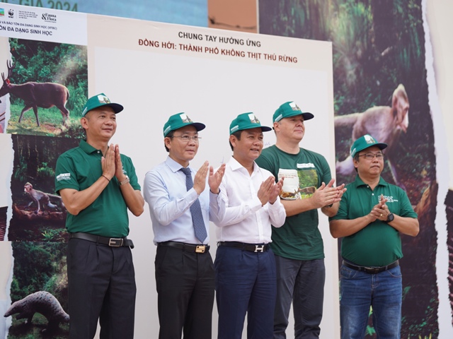 Đại diện lãnh đạo UBND tỉnh Quảng Bình cùng lãnh đạo các tổ chức cùng cam kết hưởng ứng Đồng Hới - thành phố không thịt thú rừng.