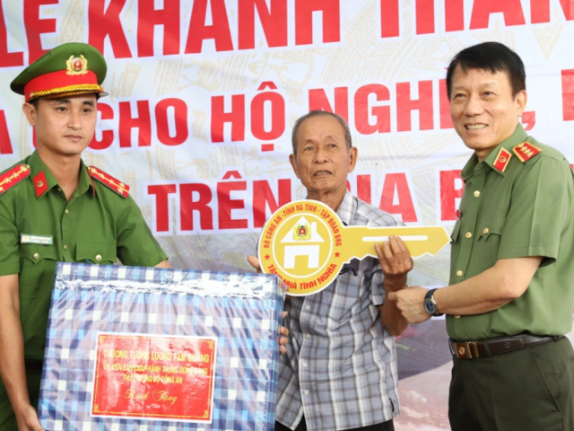 Đại diện Bộ Công an Thứ trưởng Lương Tam Quang (bìa phải) tại buổi lễ trao nhà cho người nghèo Hà Tĩnh