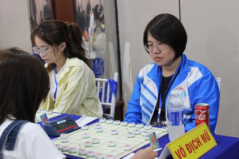 Đặc cấp Quốc tế đại sư Nguyễn Hoàng Yến (áo xanh) thi đấu tại giải năm nay