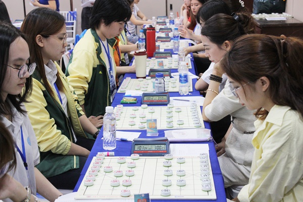 Các kỳ thủ tính toán nước cờ tranh giải vô địch nữ