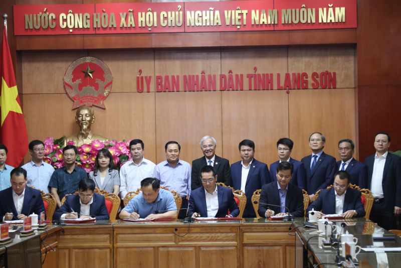 Phó Chủ tịch UBND tỉnh Lạng Sơn Lương Trọng Quỳnh ký kết hợp đồng thực hiện dự án với liên danh các nhà đầu tư