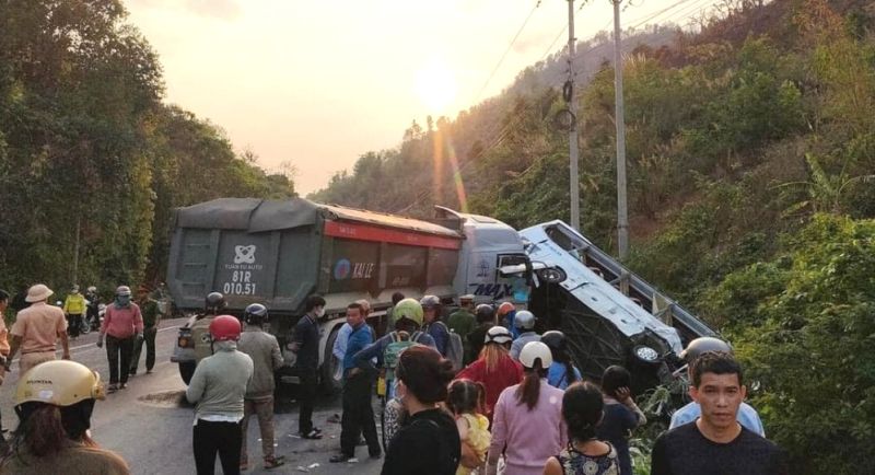 Hiện trường vụ tai nạn xe khách tại Kon Tum chiều 13/4 - Ảnh: Công an cung cấp