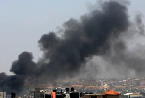 Khói đen bốc lên sau cuộc tấn công bằng UAV của Iran vào lãnh thổ Israel. (Ảnh: Reuters)