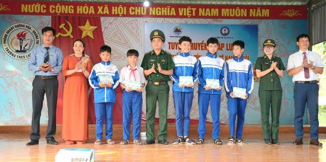 1. Chỉ huy đồn Biên phòng CKQT Lao Bảo và Ban giám hiệu nhà trường trao 5 phần thưởng cho 5 học sinh có câu trả lời đúng