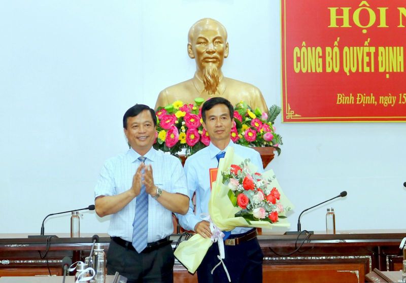 Phó Chủ tịch Thường trực UBND tỉnh Bình Định Nguyễn Tuấn Thanh (trái) trao quyết định bổ nhiệm cho ông Bùi Tấn Thành.