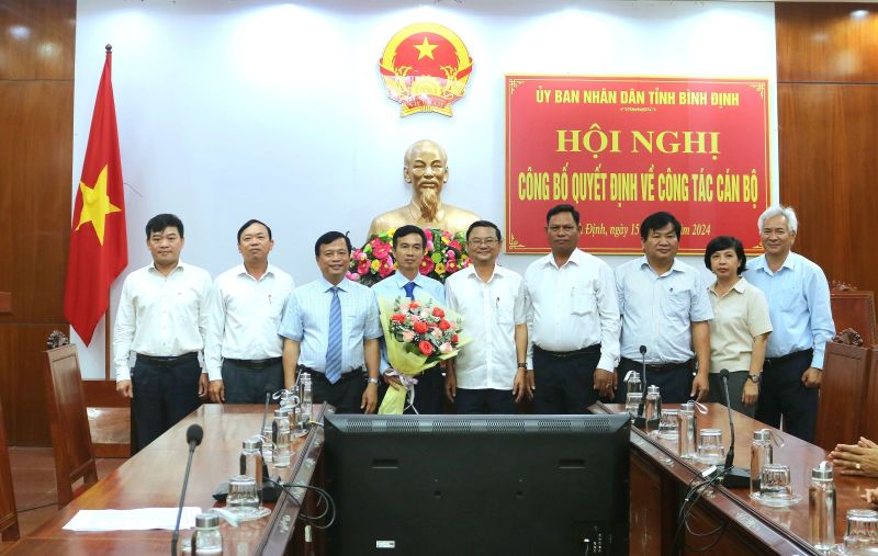 Lãnh đạo UBND tỉnh Bình Định, lãnh đạo các sở, đại diện Thường trực Huyện ủy Vĩnh Thạnh chúc mừng Tân Phó Giám đốc Sở Nông nghiệp và PTNT.