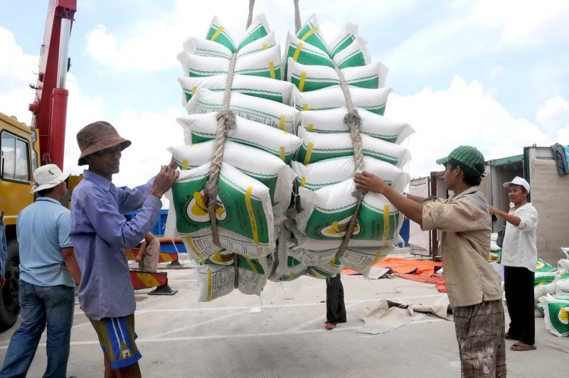 Đơn hàng xuất khẩu tiếp tục tăng, giúp Việt Nam thu gần 1,43 tỷ USD từ xuất khẩu gạo trong quý I/2024.