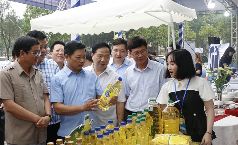 Phó Chủ tịch UBND tỉnh Đào Quang Khải (thứ 2 từ trái sang) tham quan gian trưng bày sản phẩm của Công ty Cổ phần Tập đoàn Dabaco Việt Nam tại chương trình