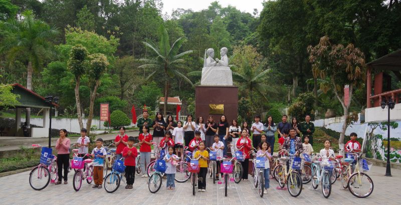 Lãnh đạo Đồn Biên phòng Tân Thanh, tỉnh Lạng Sơn cùng đại diện Nhóm từ thiện Thiện Duyên tặng xe đạp và quà cho các em học sinh