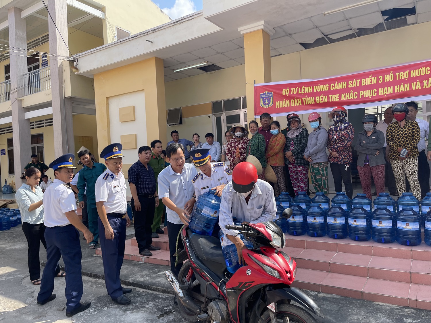 Đại diện Bộ Tư lệnh Vùng cảnh sát biển 3 hỗ trợ người dân trong việc vận chuyển nước ngọt về nhà. Đại diện Bộ Tư lệnh Vùng cảnh sát biển 3 hỗ trợ người dân trong việc vận chuyển nước ngọt về nhà.