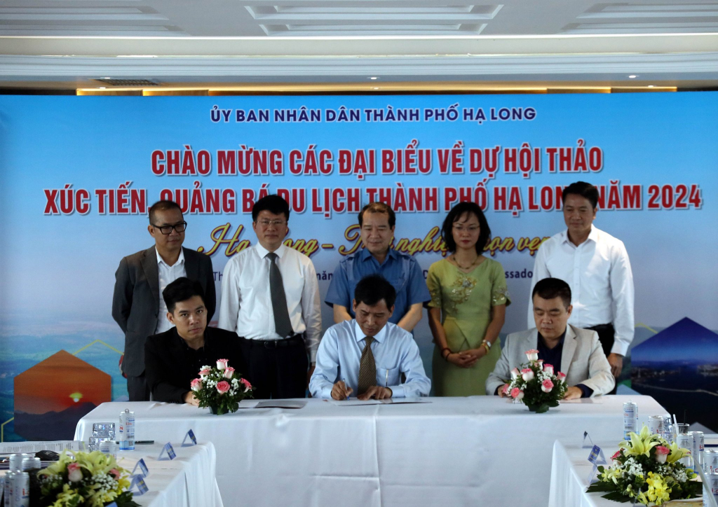 Lãnh đạo UBND thành phố Hạ Long và Tiktok Việt Nam, Công ty - CP Truyền thông và Giải trí Vitamin Việt Nam ký thoả thuận hợp tác.