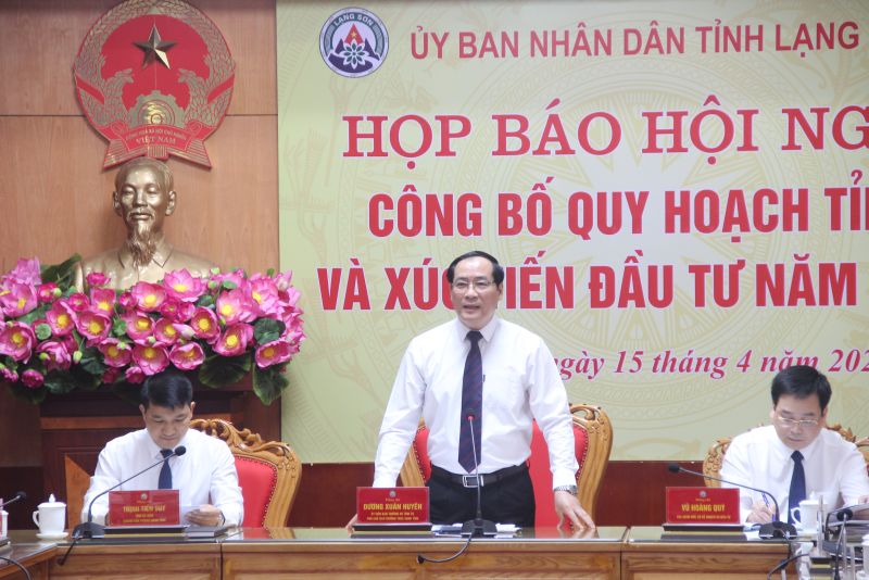 Phó Chủ tịch Thường trực UBND tỉnh Lạng Sơn Dương Xuân Huyên phát biểu tại hội nghị