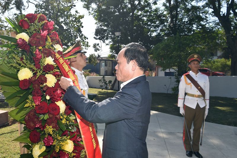 Phó Thủ tướng Trần Lưu Quang dâng hoa tưởng niệm trước Tượng đài Chủ tịch Hồ Chí Minh. Ảnh: VGP/Hải Minh