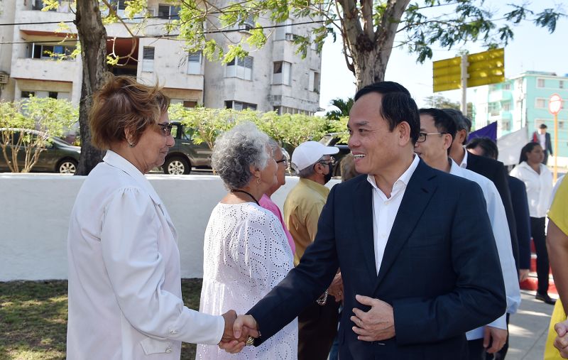 Phó Thủ tướng Trần Lưu Quang thăm hỏi người dân Thủ đô La Habana đến thăm Tượng đài Chủ tịch hồ Chí Minh. Ảnh: VGP/Hải Minh