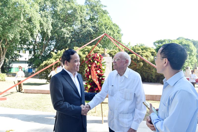 Phó Thủ tướng cảm ơn kiến trúc sư Joel Diaz đã dành hết tâm sức cho công trình Tượng đài Chủ tịch Hồ Chí Minh. Ảnh: VGP/Hải Minh