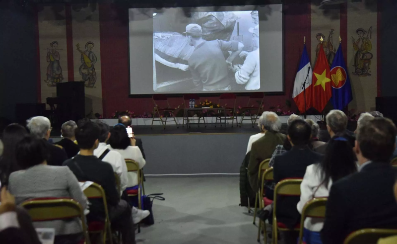 Những thước phim tư liệu do Trung tâm ECPAD sản xuất đã đưa hơn 100 đại biểu tham dự trở về với ký ức hào hùng của quân và dân Việt Nam, nhưng cũng đầy đau thương đối với người dân Pháp.
