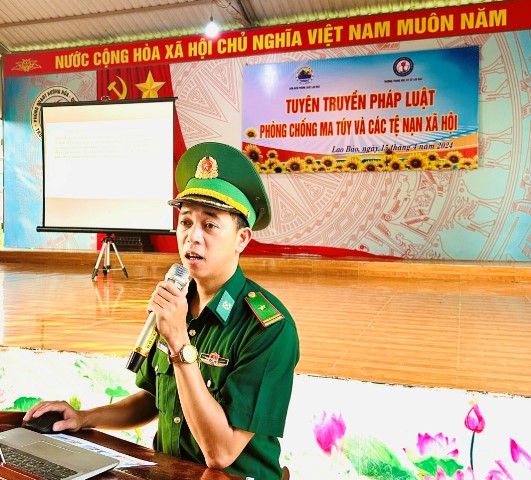 Đồng chí Thiếu tá Trần Xuân Nhân- Đội trưởng Vận đồng quần chúng, Đồn Biên phòng CKQT Lao Bảo tuyên truyền về na túy.