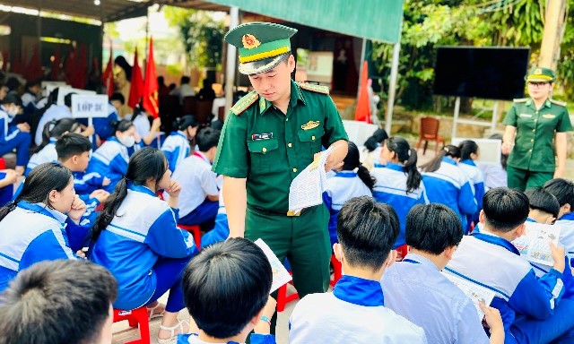 Can bộ Đồn Biên phòng CKQT Lao Bảo cấp phát tờ rơi