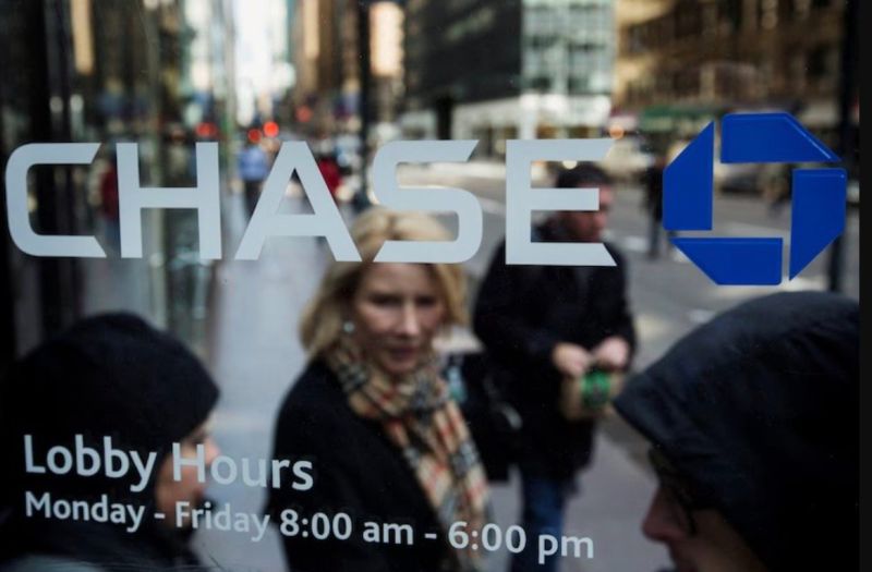 Khách hàng rời chi nhánh ngân hàng JPMorgan Chase ở New York, Mỹ.