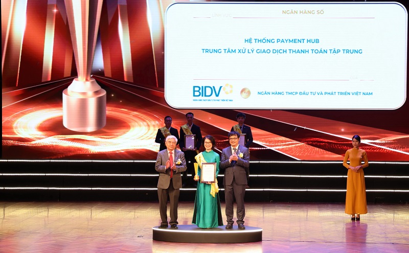 Đại diện Trung tâm Thanh toán BIDV nhận giải thưởng TOP 10 Sao Khuê 2024 với sản phẩm “Hệ thống Payment Hub - Trung tâm xử lý giao dịch thanh toán tập trung”