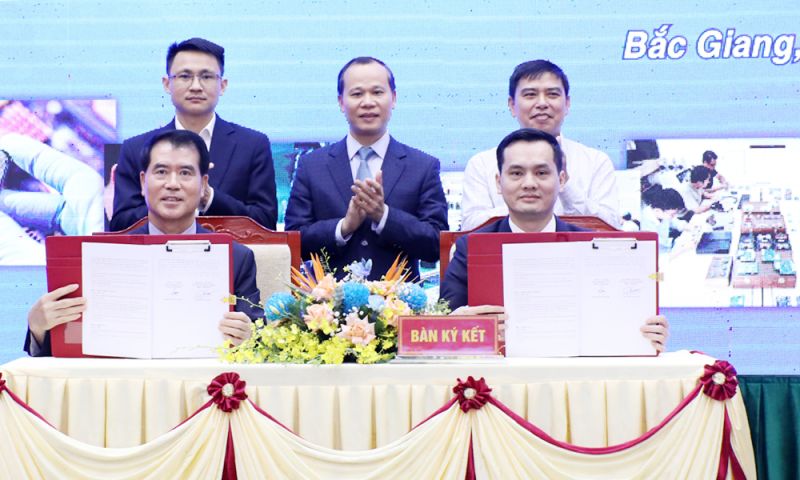 Đồng chí Mai Sơn và các đại biểu chứng kiến lễ ký kết hợp tác đào tạo nhân lực bán dẫn giữa Công ty TNHH Hana Micron Vina và Trường Cao đẳng Kỹ thuật công nghiệp (Bắc Giang).
