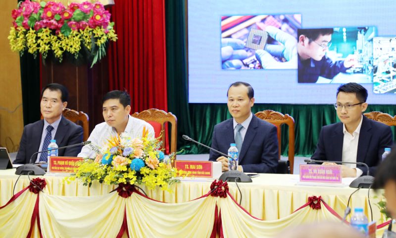 Phó Chủ tịch Thường trực UBND tỉnh Bắc Giang Mai Sơn (thứ 2 từ trái qua) và các đại biểu chủ trì hội thảo.