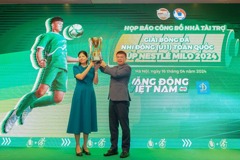 Nhãn hàng Nestlé MILO trao gửi chiếc cúp mùa Giải 2024 cho Ban tổ chức