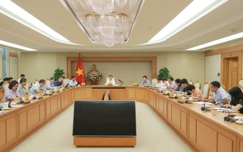 Phó Thủ tướng Trần Hồng Hà cho ý kiến chỉ đạo về những vướng mắc, vấn đề cần lưu ý trong quá trình xây dựng các nghị định hướng dẫn thi hành Luật Đất đai năm 2024. Ảnh: VGP/Minh Khôi