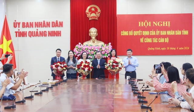 Lãnh đạo UBND tỉnh Quảng Ninh tặng hoa, trao quyết định bổ nhiệm các nhân sự sáng 16/4.