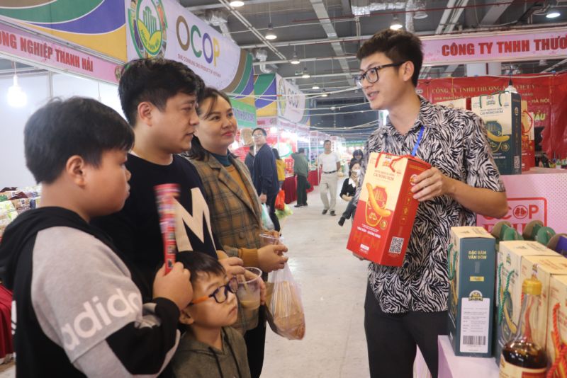 Khách hàng mua sắm tại Hội chợ OCOP Quảng Ninh - Xuân 2024.
