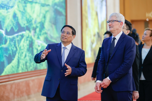 Thủ tướng Phạm Minh Chính và ông Tim Cook, Giám đốc điều hành Apple của Hoa Kỳ - Ảnh: VGP/Nhật Bắc