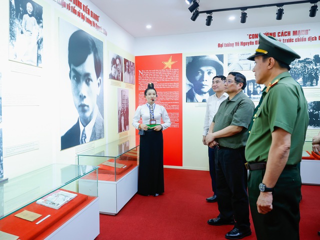 Thủ tướng Phạm Minh Chính và Đoàn công tác tham quan gian trưng bày về cuộc đời, sự nghiệp của Đại tướng Võ Nguyên Giáp - Ảnh: VGP/Nhật Bắc