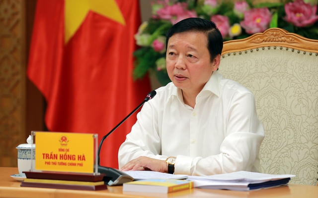 Phó Thủ tướng Trần Hồng Hà yêu cầu Bộ TN&MT khẩn trương lấy ý kiến địa phương, doanh nghiệp, tổ chức, đoàn thể chính trị-xã hội… đối với nghị định quy định về bồi thường, hỗ trợ, tái định cư, định giá đất - Ảnh: VGP/Minh Khôi
