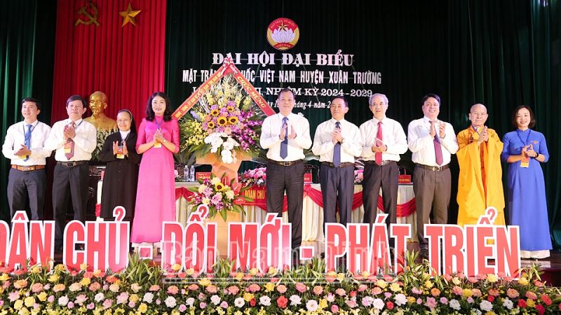 Đồng chí Phó Bí thư Thường trực Tỉnh uỷ Lê Quốc Chỉnh và các đồng chí lãnh đạo tỉnh tặng hoa chúc mừng Đại hội.