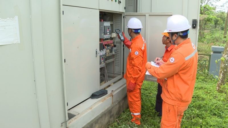 Điện lực thành phố Việt Trì kiểm tra hệ thống điện trong Khu Di tích lịch sử Đền Hùng