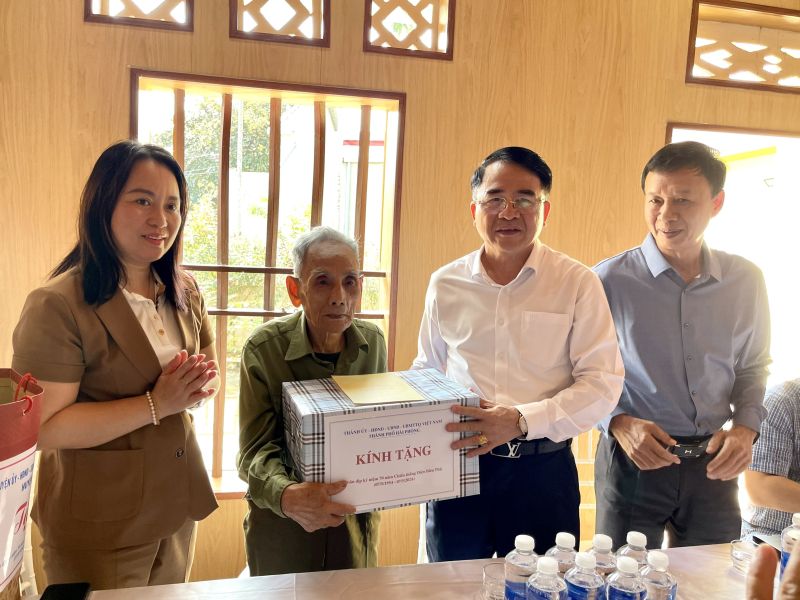 Phó Chủ tịch TP. Hải Phòng Lê Khắc Nam thăm, tặng quà gia đình ông Nguyễn Xuân Hạ tại thôn Câu Đông, xã Quang Trung.