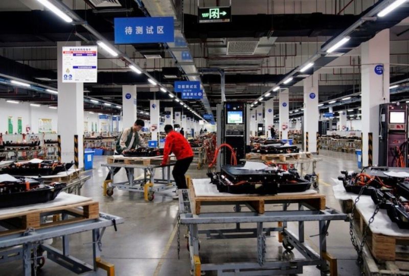 Công nhân làm việc bên dây chuyền sản xuất pin xe điện Octillion tại tỉnh An Huy, Trung Quốc.