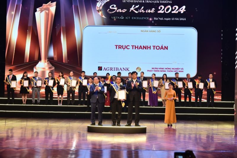 Đại diện Agribank - ông Nguyễn Hữu Ngọc Thắng - Phó Giám đốc Trung tâm CNTT  nhận giải thưởng Sao Khuê cho hệ thống 