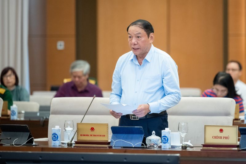 Bộ trưởng Bộ Văn hóa, Thể thao và Du lịch Nguyễn Văn Hùng trình bày báo cáo. Ảnh quochoi.vn.